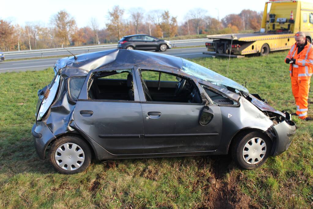 Auto slaat over de kop in de sloot