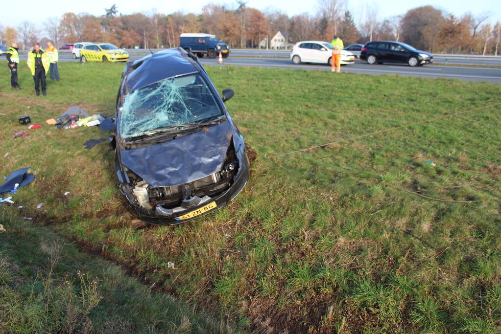 Auto slaat over de kop in de sloot