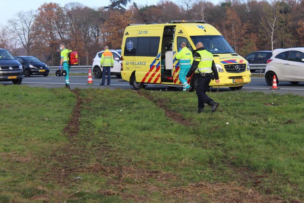 Auto slaat over de kop in de sloot