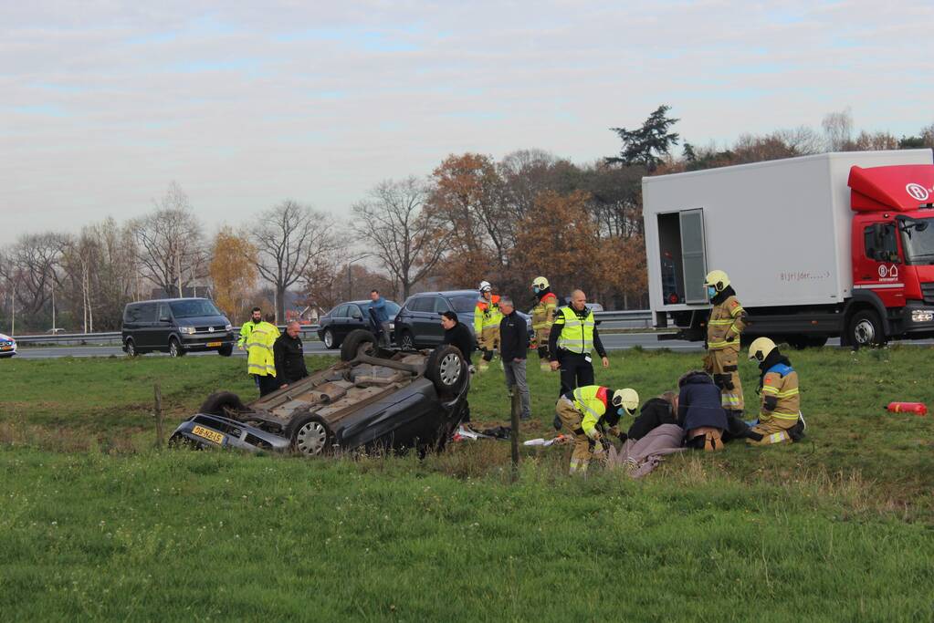 Auto slaat over de kop in de sloot