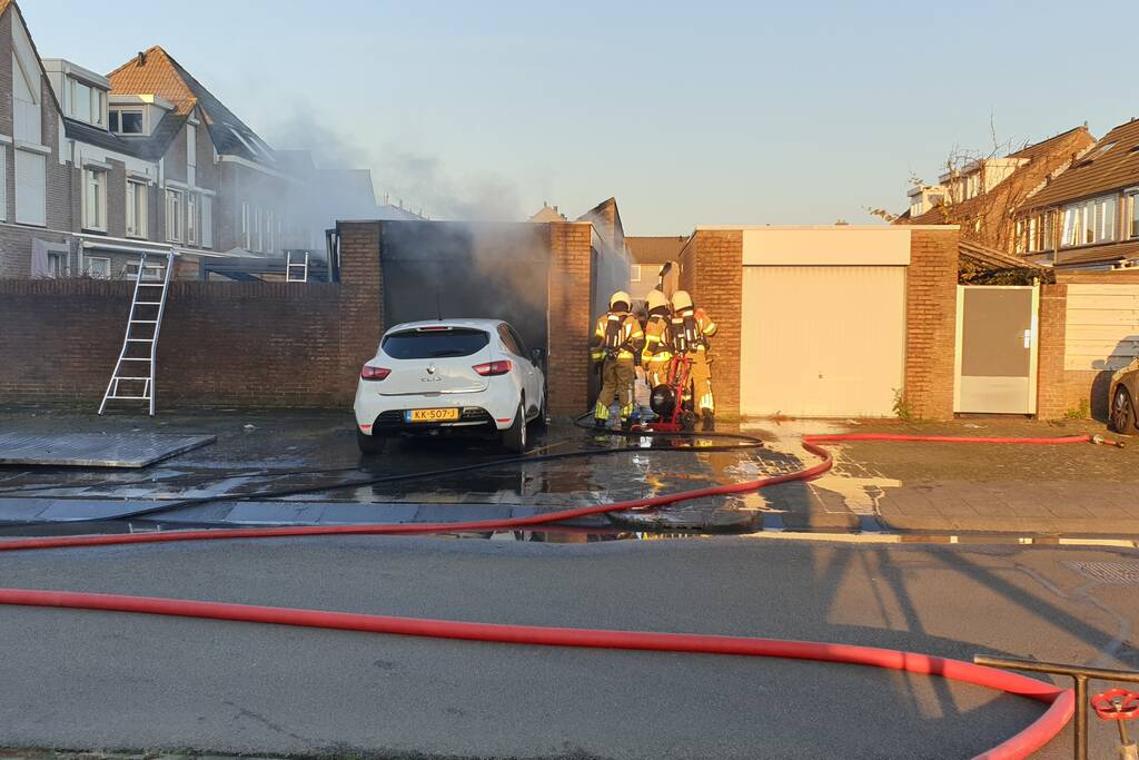Veel rook bij brand in bijgebouw