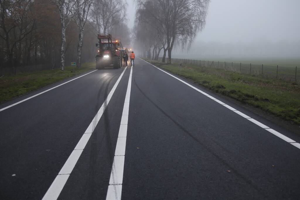 Vrachtwagen met aanhanger met hooi ramt boom
