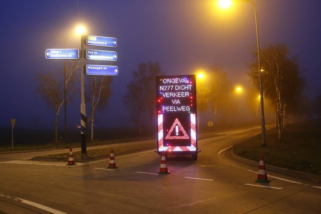 Vrachtwagen met aanhanger met hooi ramt boom