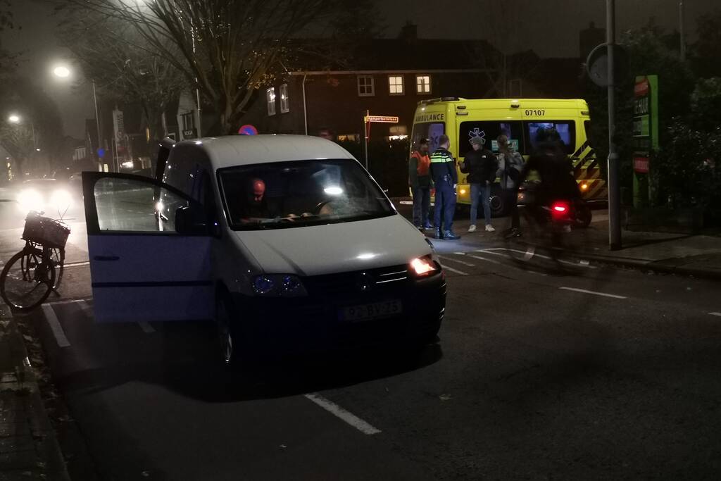 Bestelbus botst met scooter