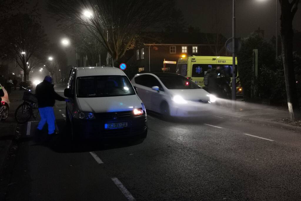 Bestelbus botst met scooter
