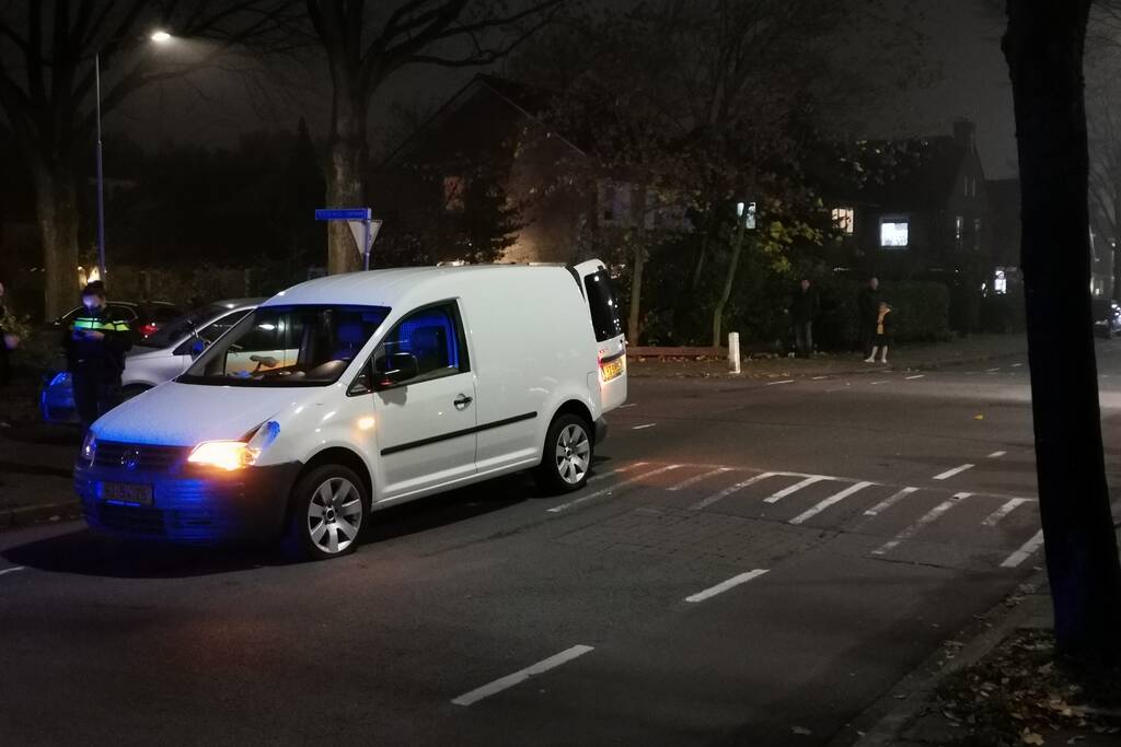 Bestelbus botst met scooter