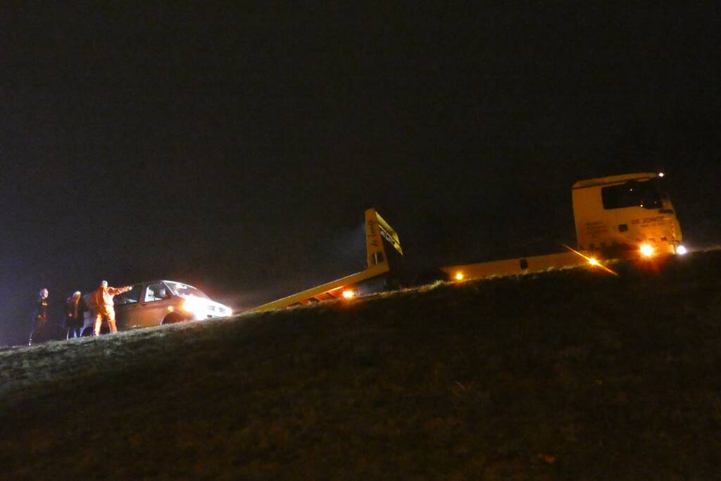 Bestelbus afgesleept na ongeval