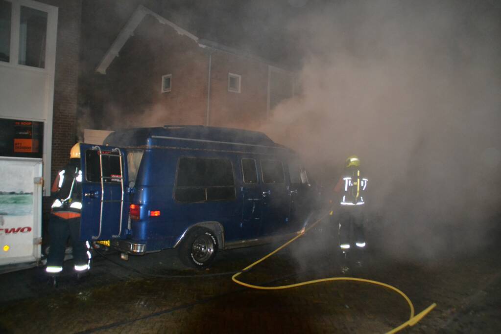 Amerikaanse bestelbus verwoest door brand