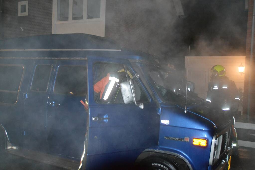 Amerikaanse bestelbus verwoest door brand