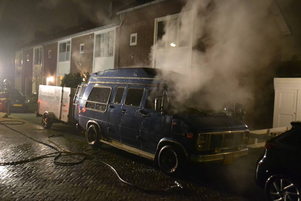 Amerikaanse bestelbus verwoest door brand