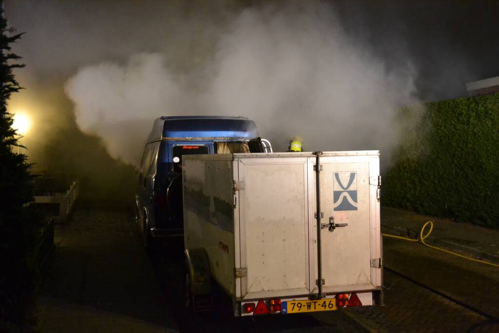 Amerikaanse bestelbus verwoest door brand