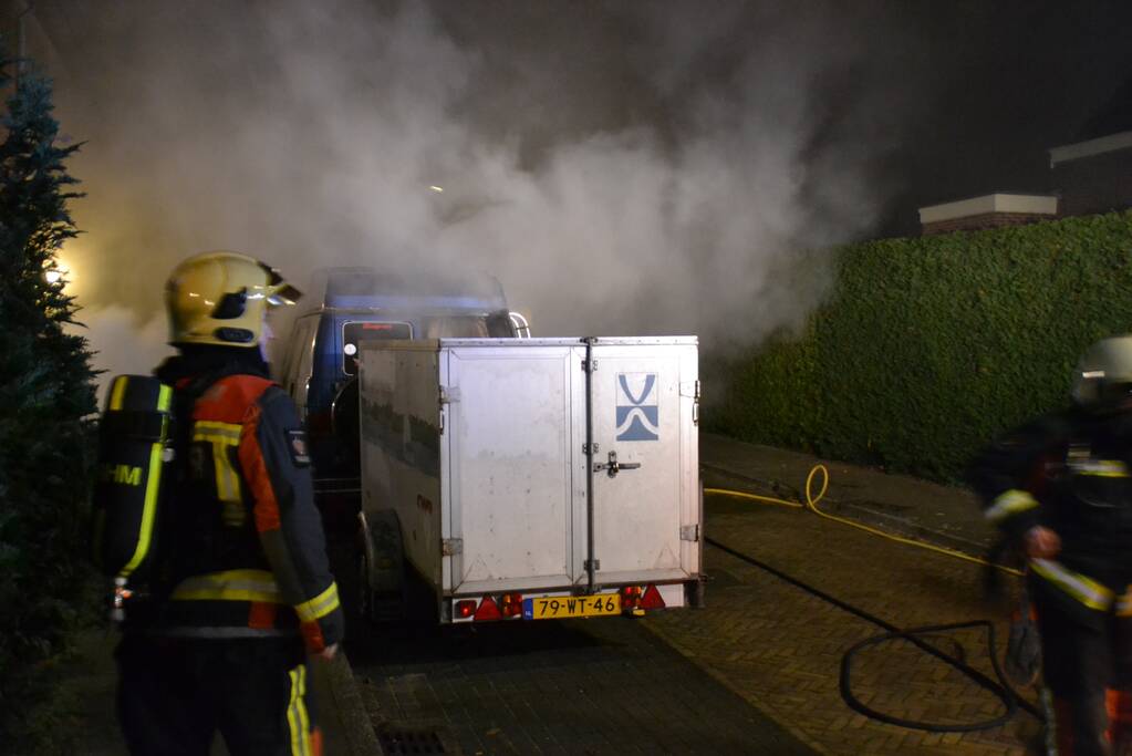 Amerikaanse bestelbus verwoest door brand