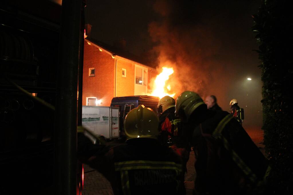 Amerikaanse bestelbus verwoest door brand