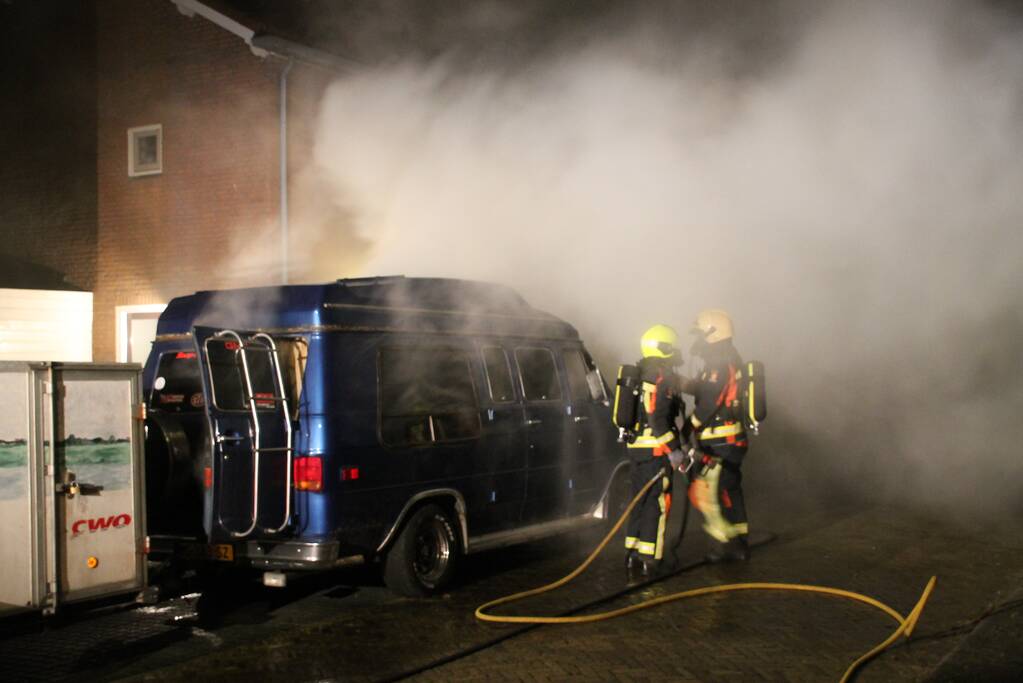 Amerikaanse bestelbus verwoest door brand