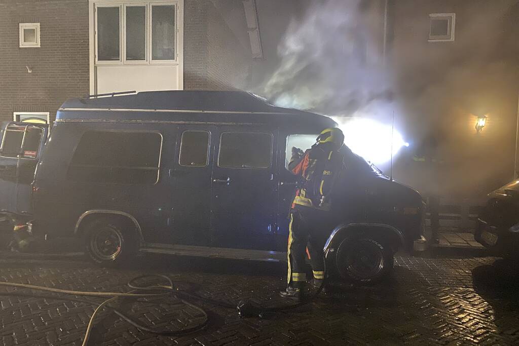Amerikaanse bestelbus verwoest door brand