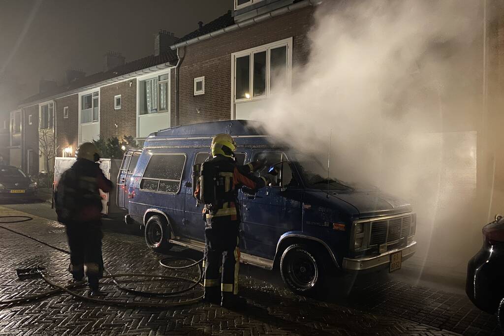 Amerikaanse bestelbus verwoest door brand