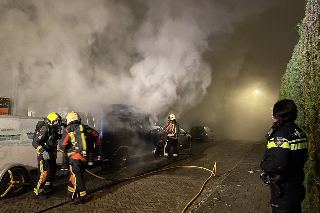 Amerikaanse bestelbus verwoest door brand