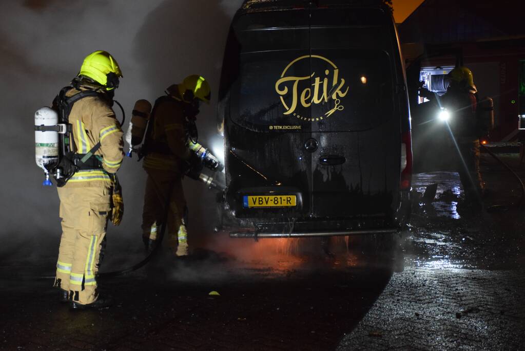 Bestelbus volledig verwoest door brand