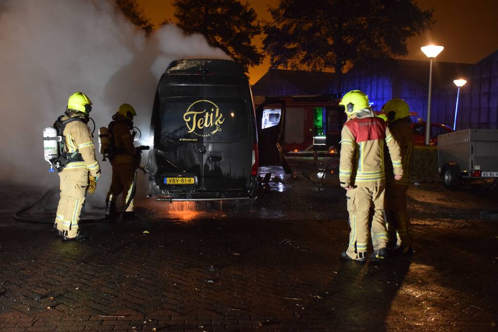 Bestelbus volledig verwoest door brand