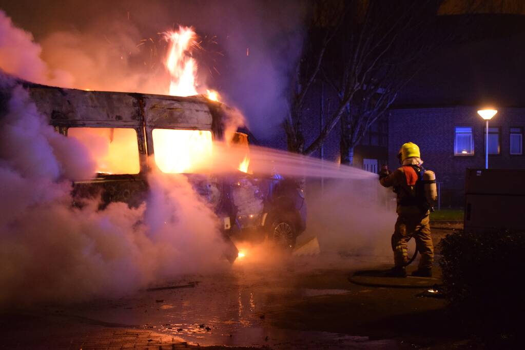 Bestelbus volledig verwoest door brand