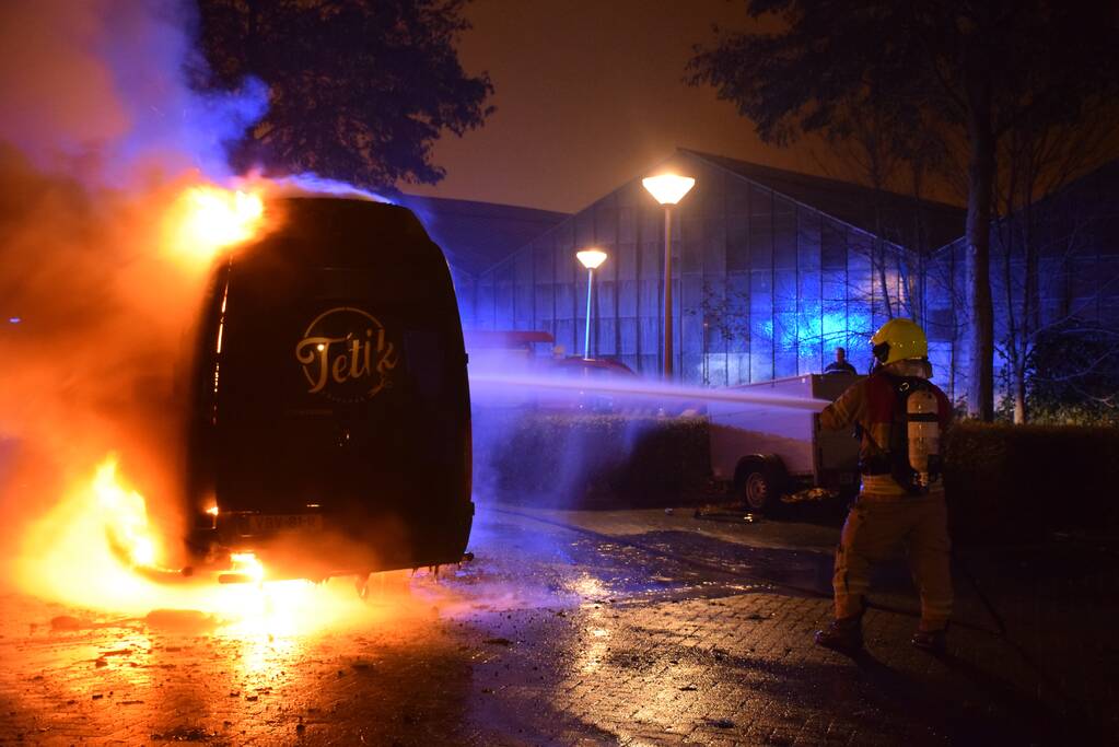 Bestelbus volledig verwoest door brand