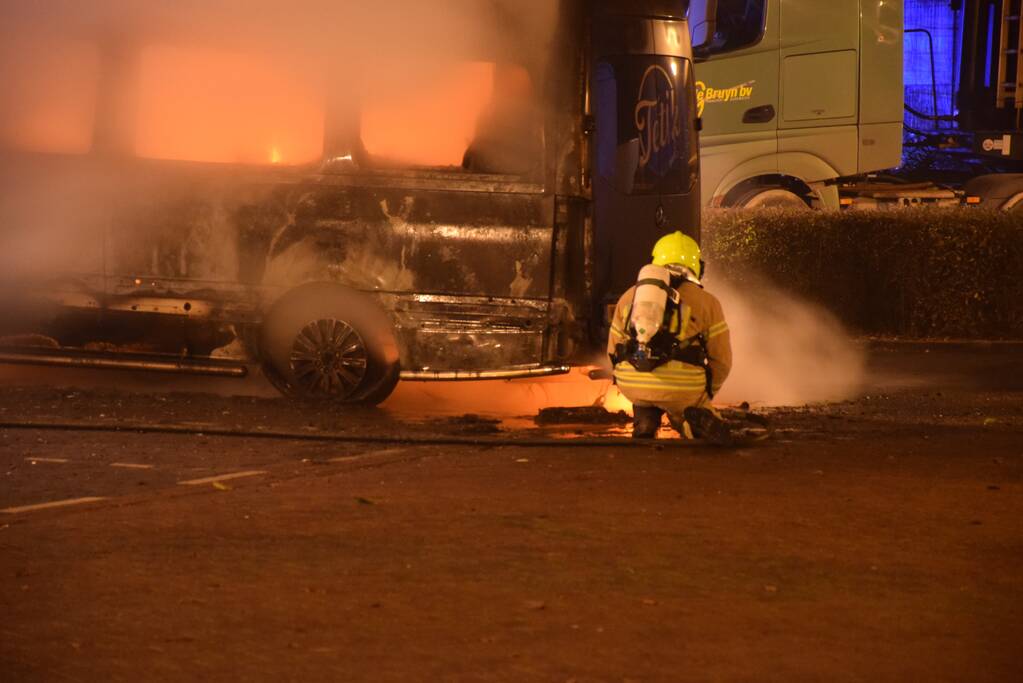 Bestelbus volledig verwoest door brand