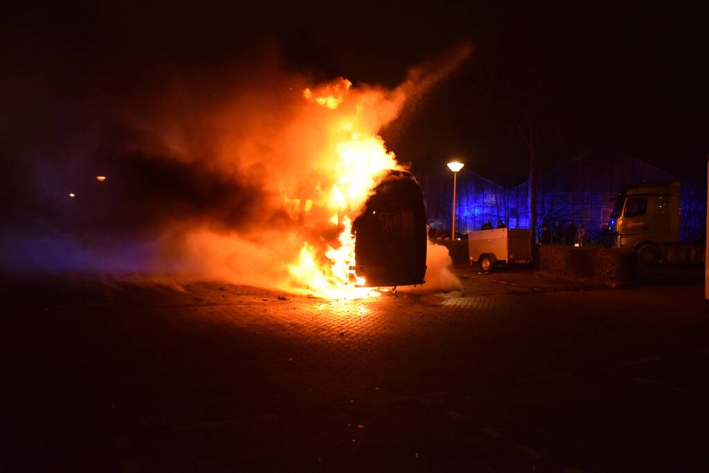 Bestelbus volledig verwoest door brand