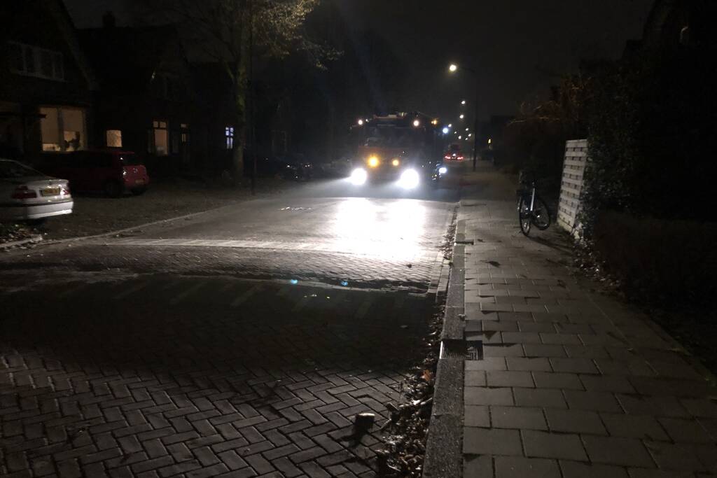 Brandweer veegt schoorsteen na brand