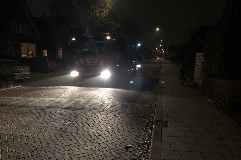 Brandweer veegt schoorsteen na brand