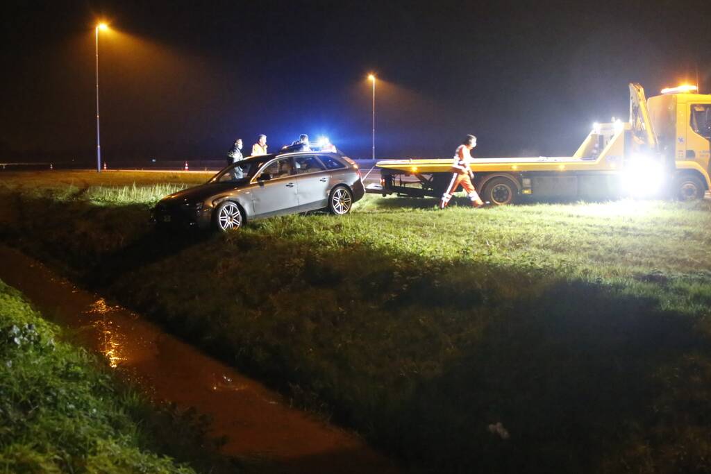 Personenauto raakt van de weg belandt in sloot