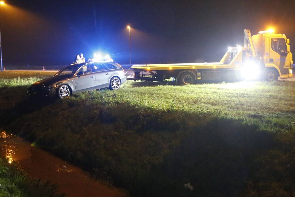 Personenauto raakt van de weg belandt in sloot