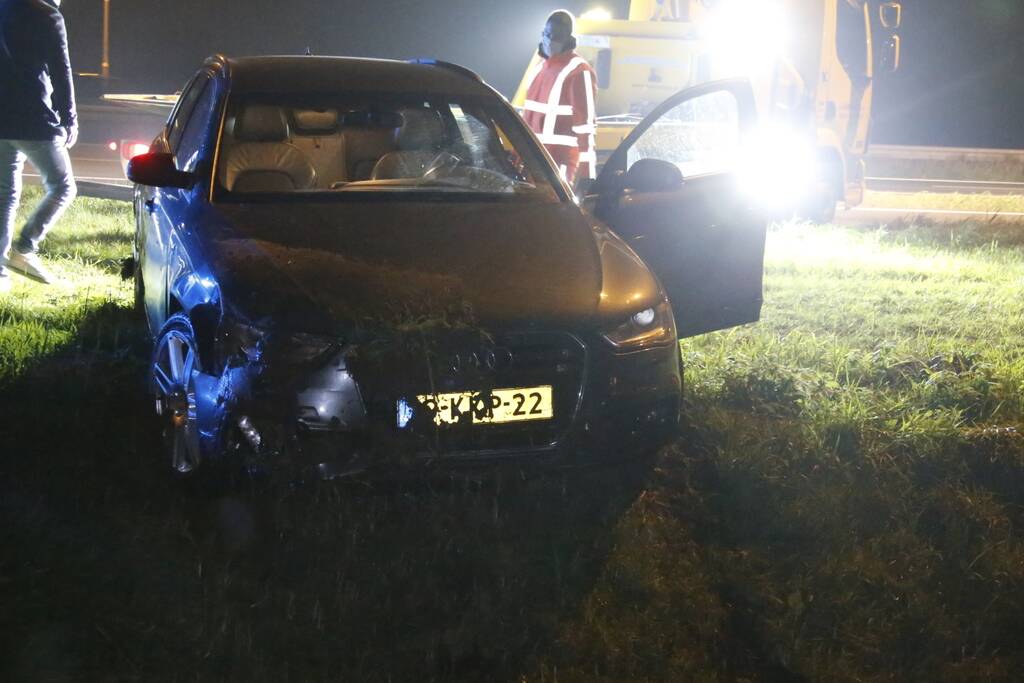 Personenauto raakt van de weg belandt in sloot