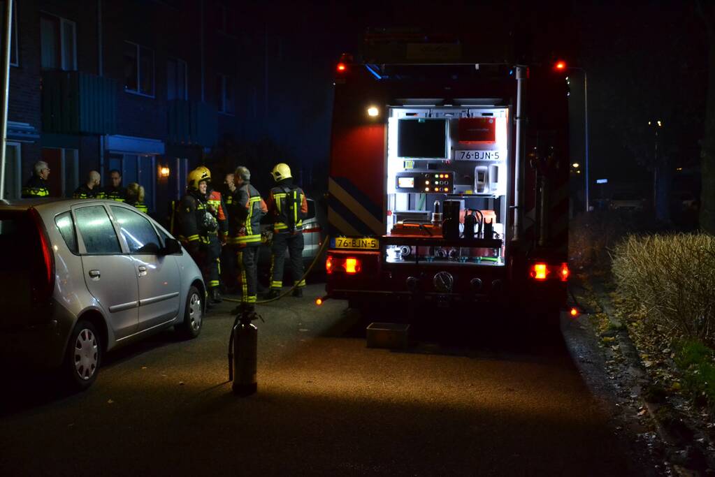 Geparkeerde auto brandt volledig uit