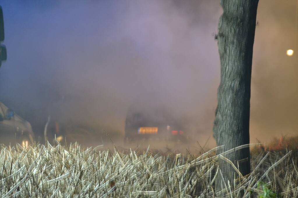 Geparkeerde auto brandt volledig uit