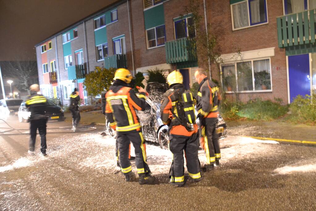 Geparkeerde auto brandt volledig uit