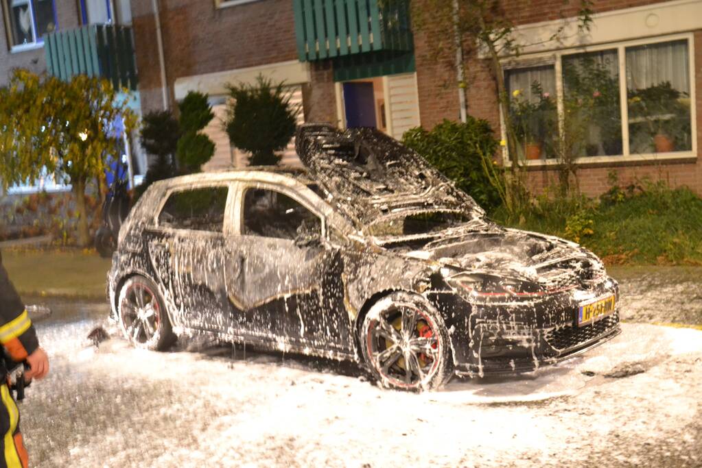 Geparkeerde auto brandt volledig uit