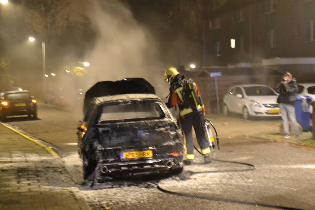 Geparkeerde auto brandt volledig uit