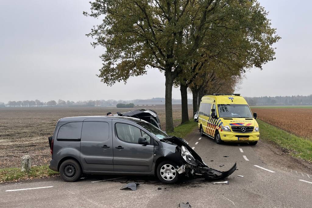 Pieten in botsing met bestelwagen op kruising