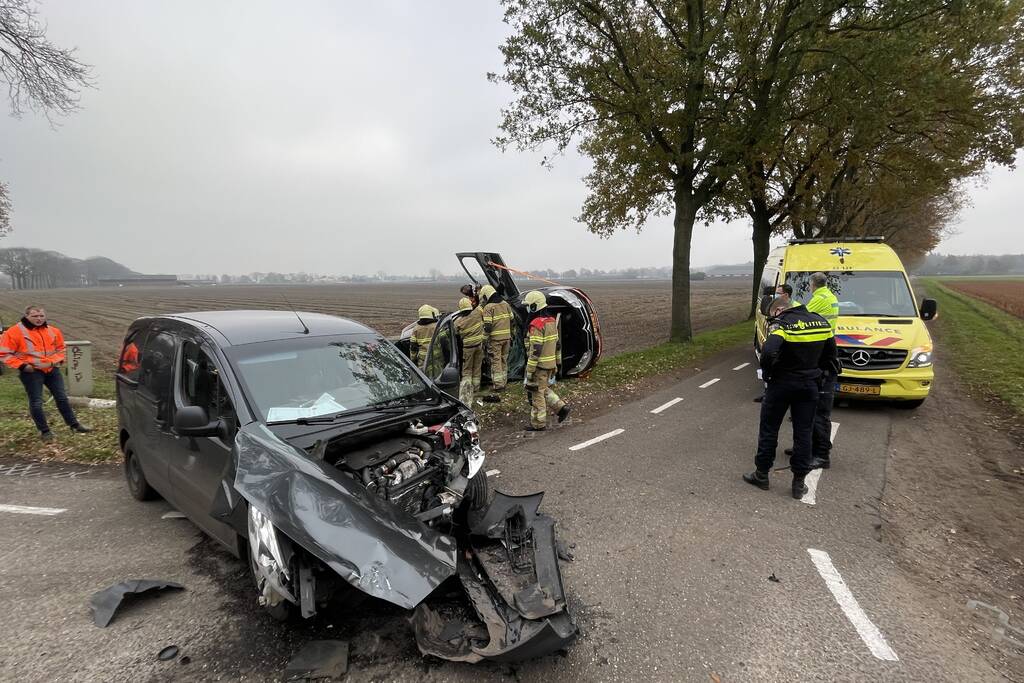 Pieten in botsing met bestelwagen op kruising