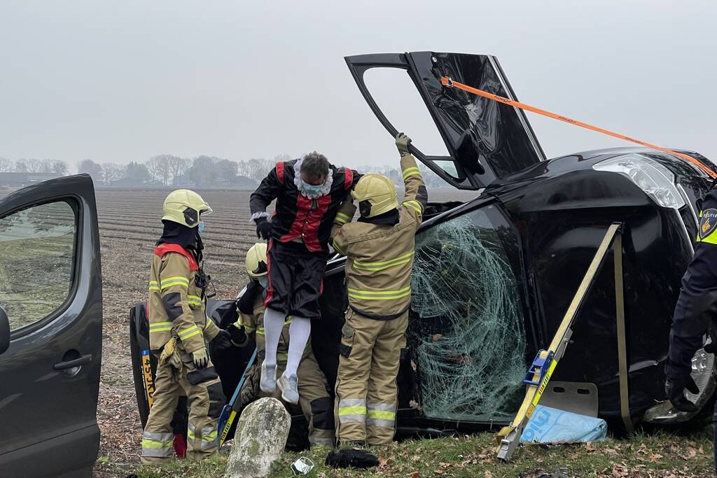 Pieten in botsing met bestelwagen op kruising