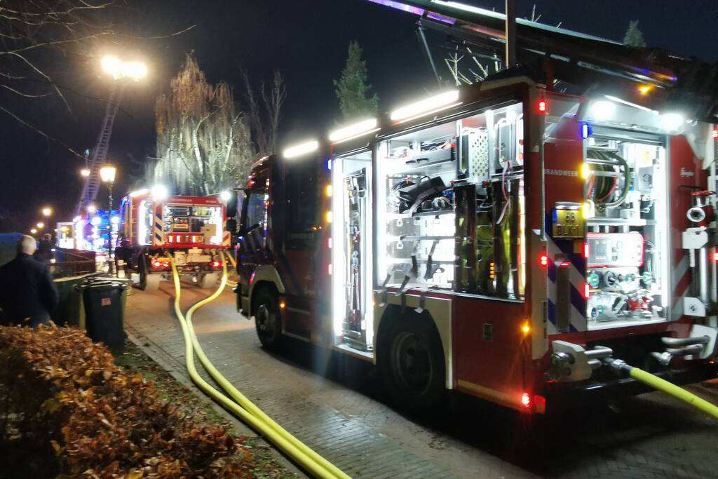 Brandweer blust brand in woning