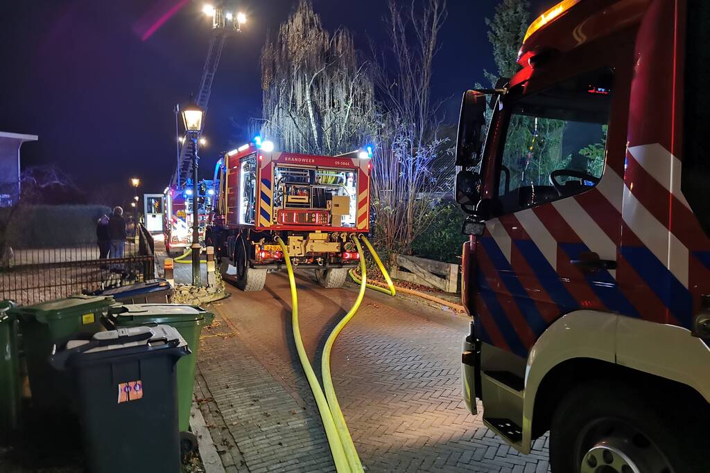 Brandweer blust brand in woning