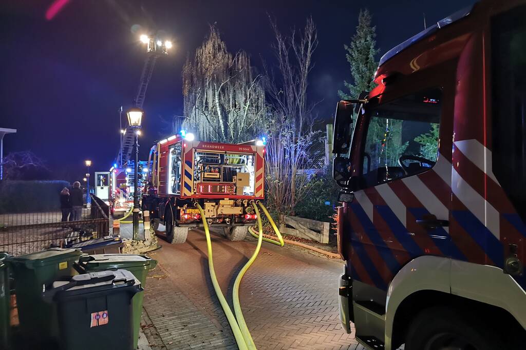 Brandweer blust brand in woning