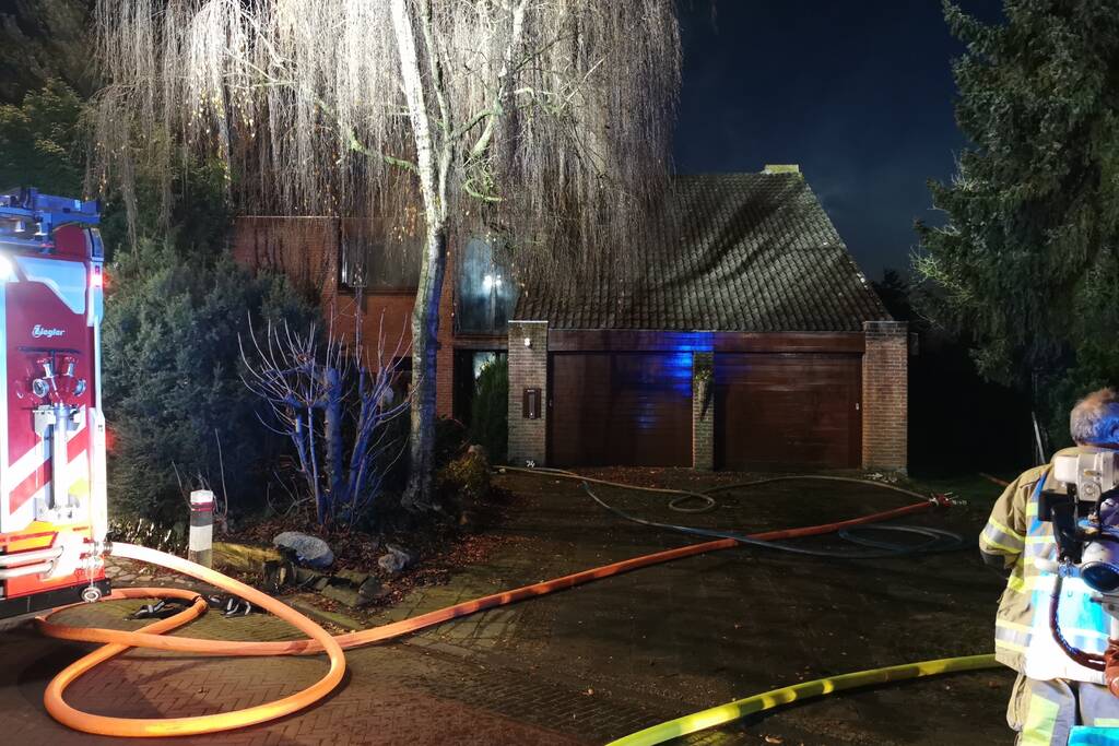 Brandweer blust brand in woning