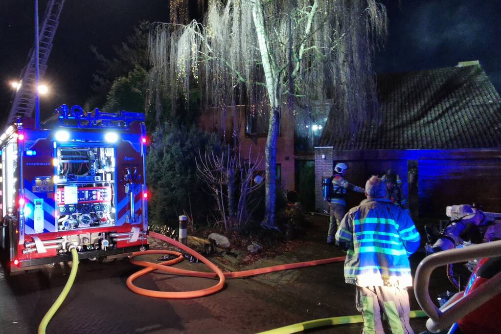 Brandweer blust brand in woning