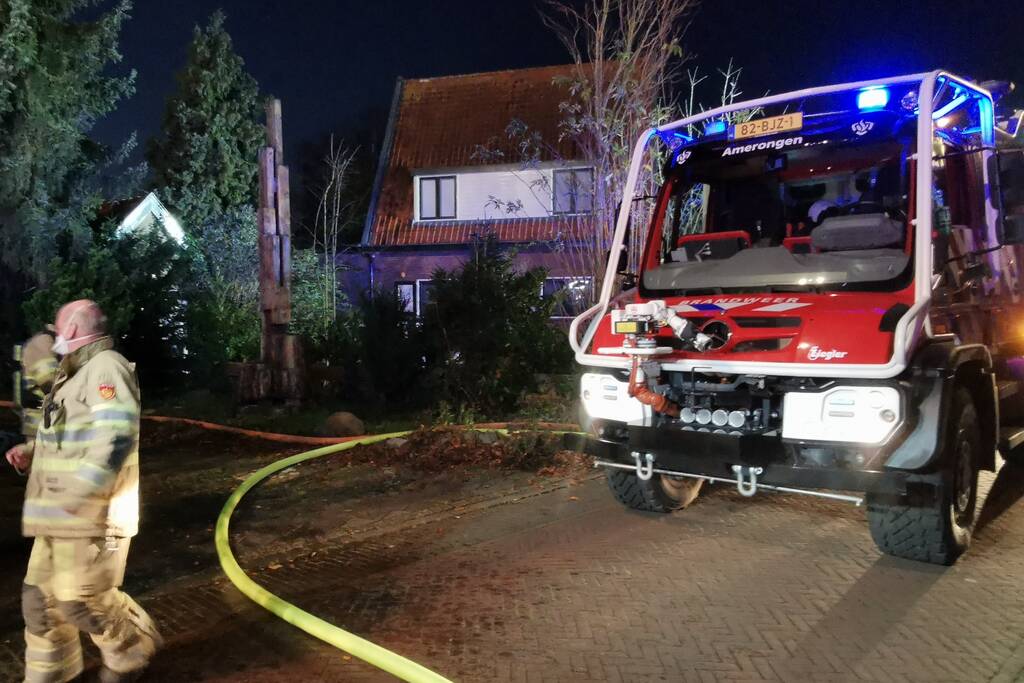 Brandweer blust brand in woning