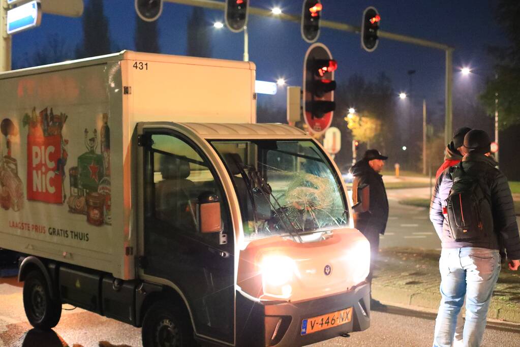 Fietser aangereden door bezorgauto