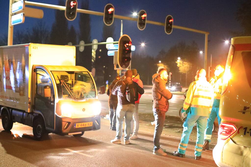 Fietser aangereden door bezorgauto
