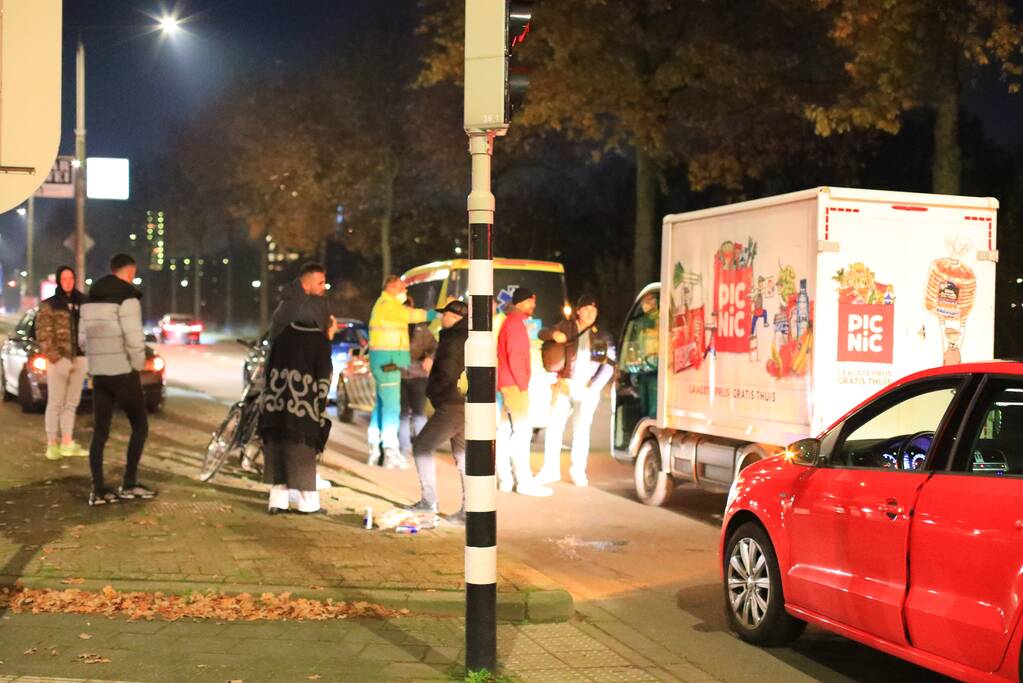 Fietser aangereden door bezorgauto