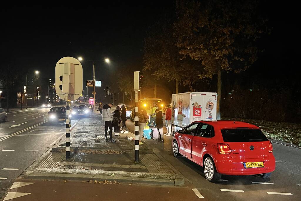 Fietser aangereden door bezorgauto